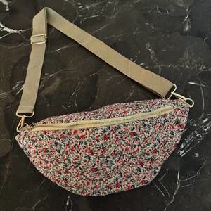 NEW ELLISON+YOUNG women's vintage look floral sling crossbody bag in cherry blos